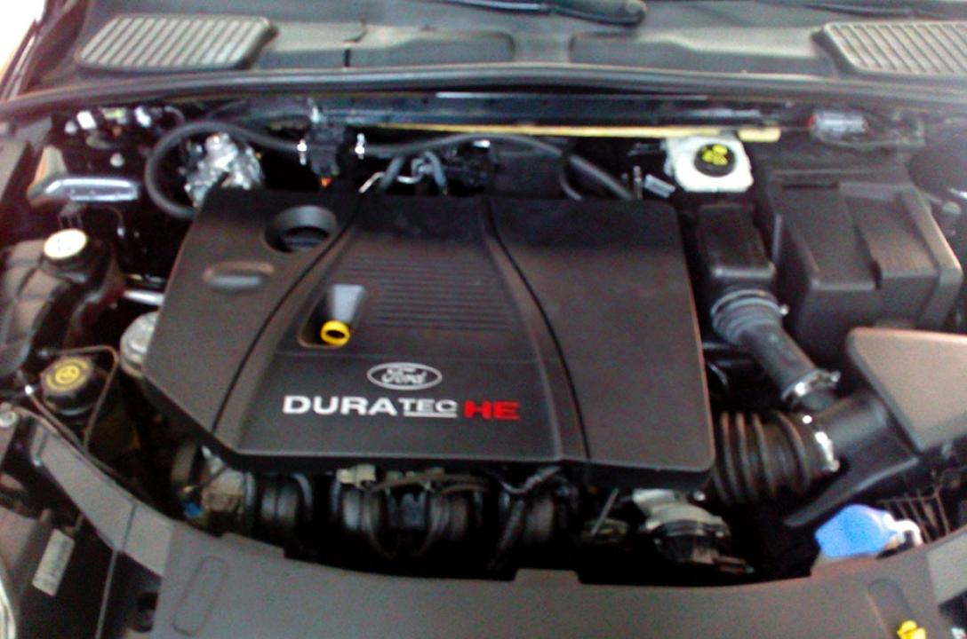 Ogólny widok przestrzeni pod maską