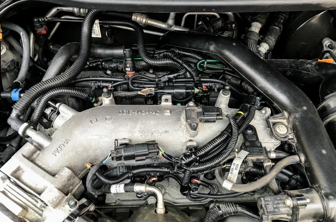 Kolektor dolotowy silnika 3.5 Ecoboost z zamontowanymi wtryskami.