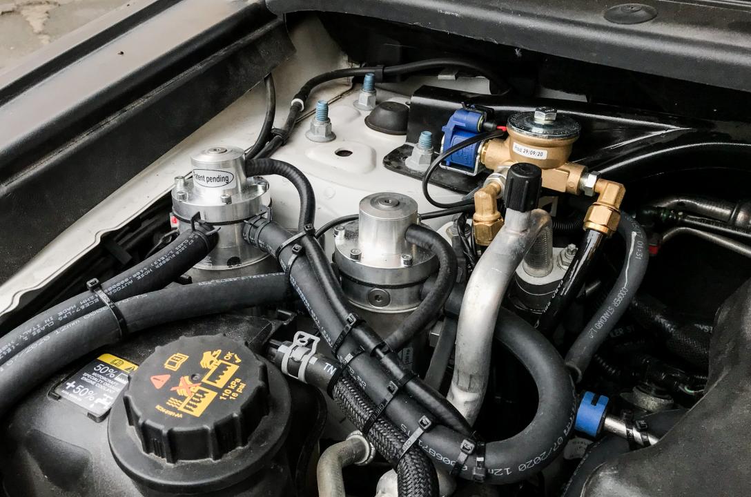 Aby zapewnić stabilną pracę tego potężnego turbodoładowanego silnika, zastosowano parami 1 superwydajny reduktor Power Series MRC o rezerwie mocy do 350 KM oraz standardowy Reduktor MRC o rezerwie mocy do 250 KM. Ze względu na ogólną wysoką wydajność, te