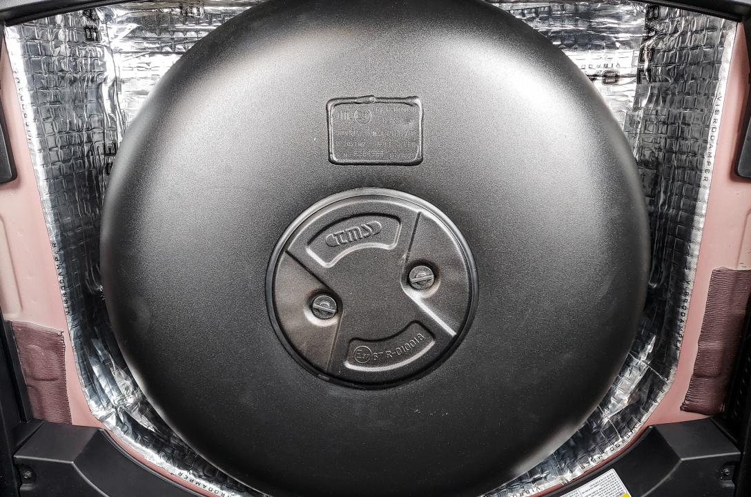 52-litrowa toroidalna butla Tugra Makina Gazowa montowana we wnęce na koło zapasowe. Butla wyposażona jest w Wielozawór o standardzie standardu z wielostopniowym zabezpieczeniem. Pod balonem znajduje się warstwa izolacji akustycznej.