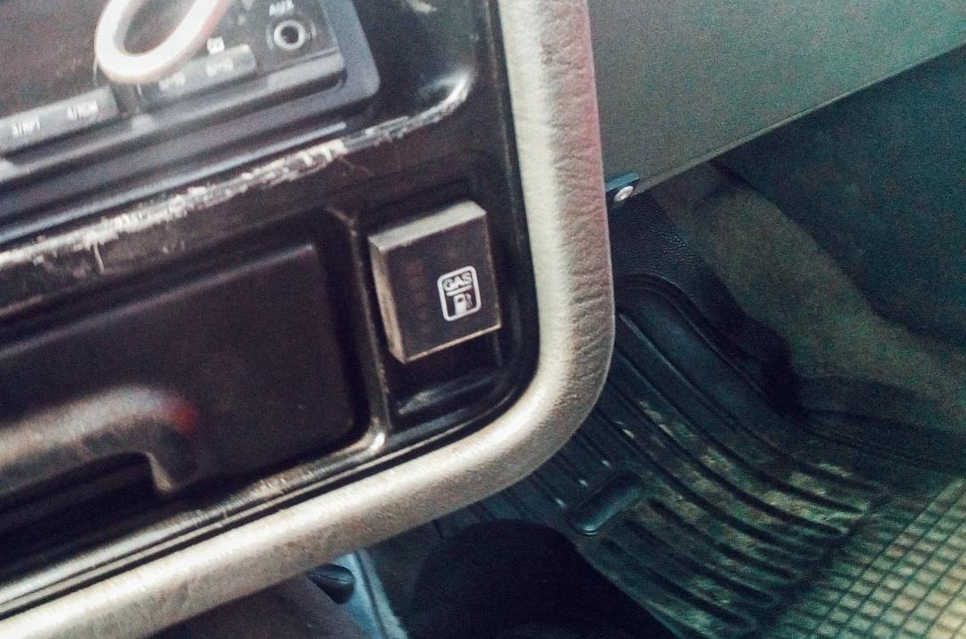 Przycisk przełączania paliwa gaz-benzyna